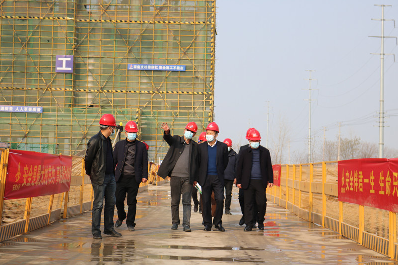 建工股份副總經(jīng)理、安建建材黨委書記、董事長(zhǎng)張鍵赴蚌埠建材產(chǎn)業(yè)園項(xiàng)目調(diào)研指導(dǎo)照片.jpg
